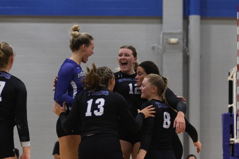 9-14-22VolleyballNorthwesternvsDWU-30.jpg