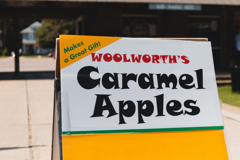 8-24-22WoolWorthCaramelApples-17.jpg