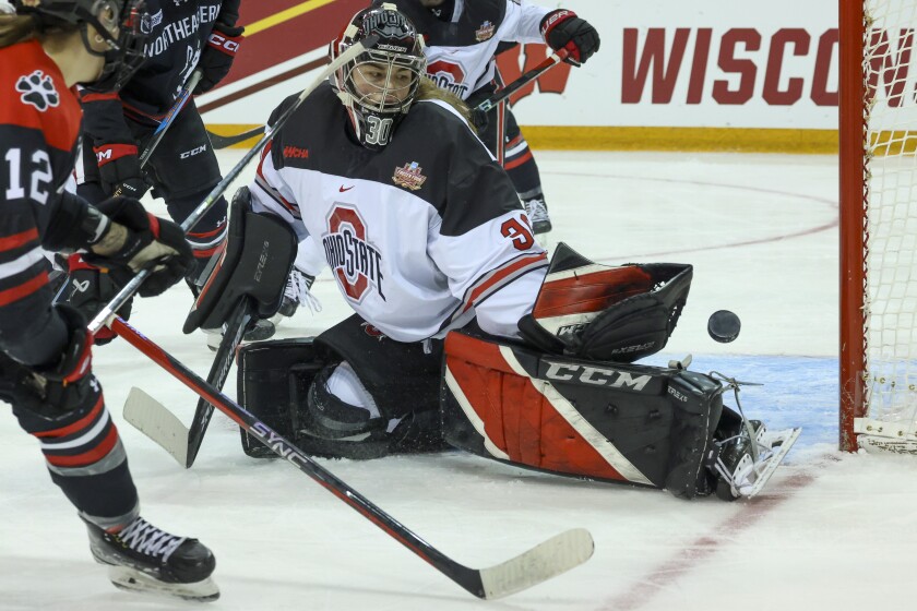 college women play ice hockey