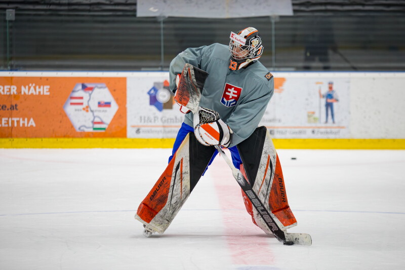 UND Goalie Recruit Jakub Husár Scores Again for HC Košice