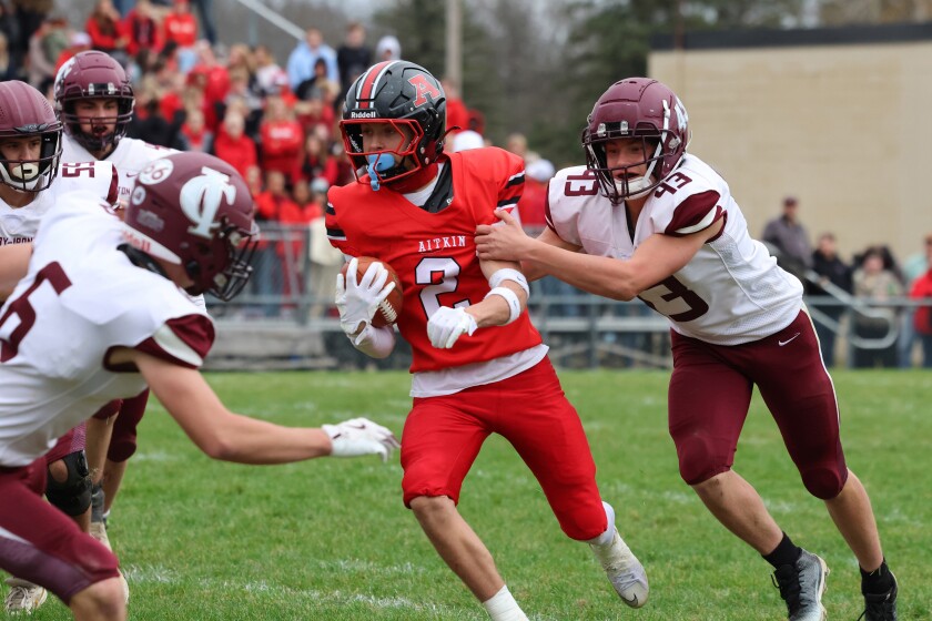 Carter Pietz z Aitkinu běží míčem, zatímco Christian Anderson z Crosby-Ironton jde v sobotu 25. října 2025 do Aitkinu.