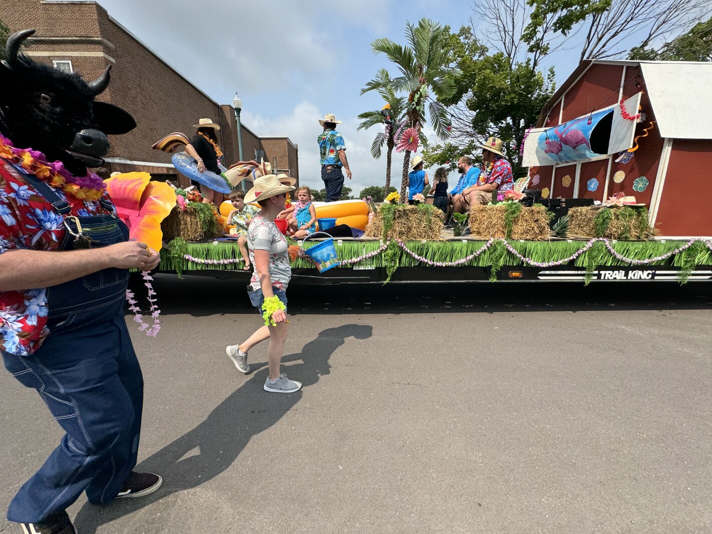 Trail King wins crown of best float at rodeo parade - Mitchell Republic ...