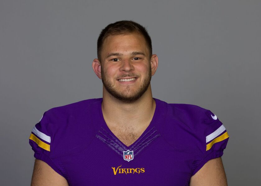 vikings-mugs-garrett-bradbury-2022.jpeg