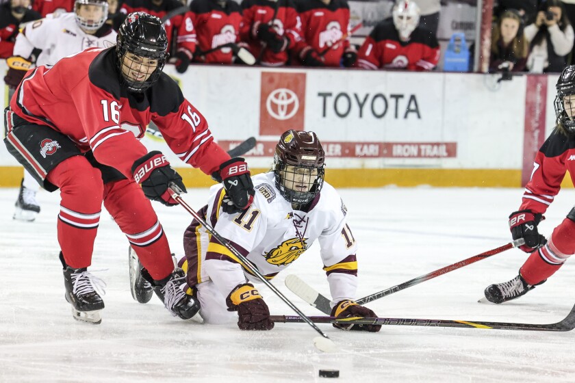 college women play ice hockey