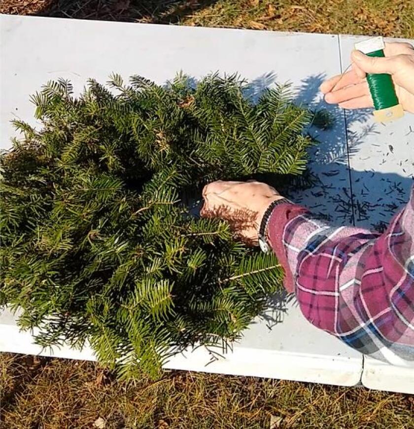 112820.N.DNT.wreathmakingC2