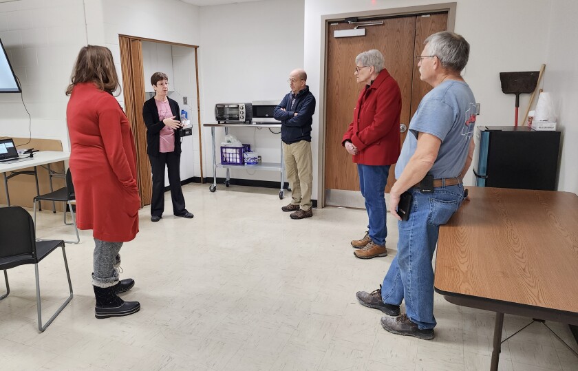 Beth Sorenson 도서관장은 Worthington에 있는 Nobles County 도서관을 방문하여 Nobles County 도서관 위원회의 5명의 구성원(Peg Faber, Katie Kouba, Bob Paplow, Jensine Kinser 및 John Stewart)과 퇴임하는 Kathy Craun 이사를 안내했습니다. 2023년 1월 6일 금요일에 Globe 기자와 도서관 사무실 지원인 Marci Moshier가 최근 만료되었습니다.