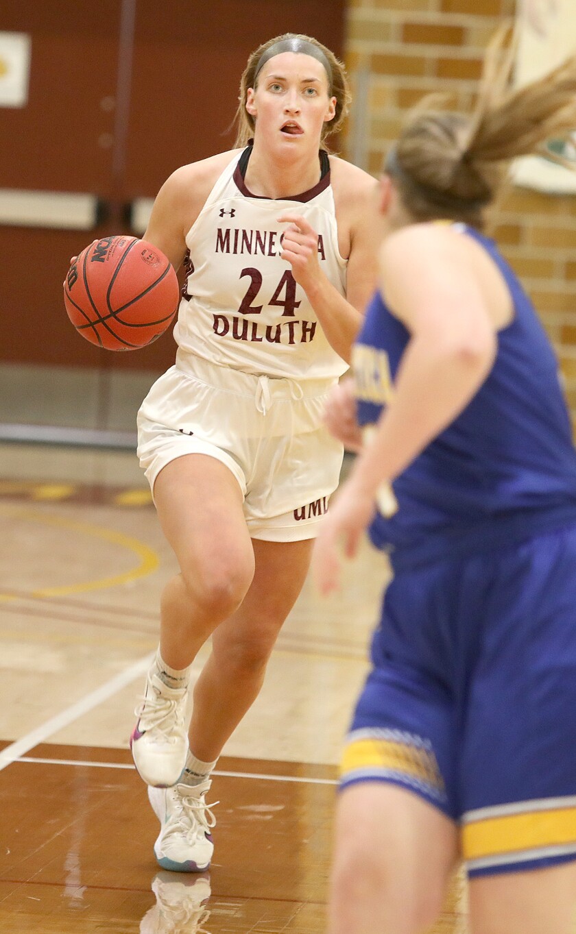 Minnesota Duluth’s Brooke Olson (24) pushes the ball up the floor