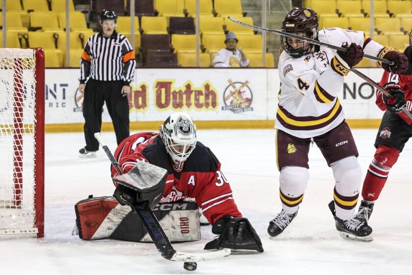 college women play ice hockey