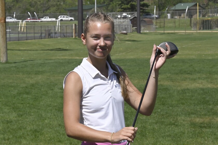 Brainerd's Madelyn Holmstrom se usmívá v pondělí 12. května 2025 na Brainerd High School.