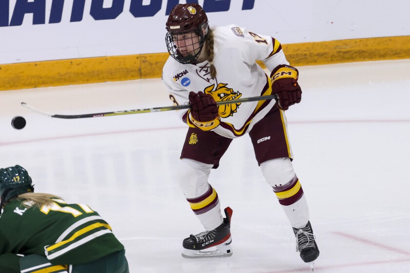 college women play ice hockey