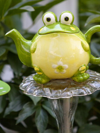 Marlene Olson made this garden art by gluing a frog cup and teapot onto a plate and vase.
