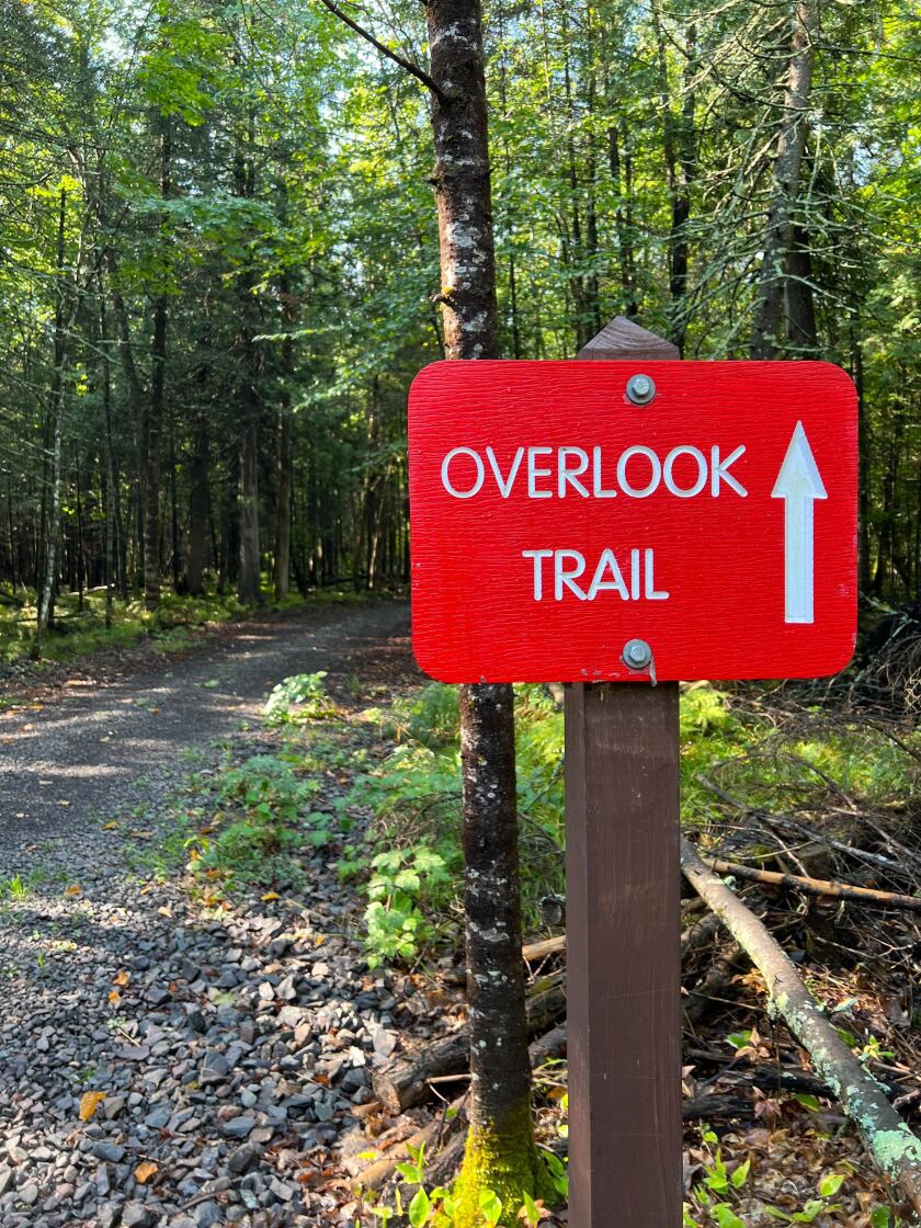 A sign points the way on the Overlook Trail