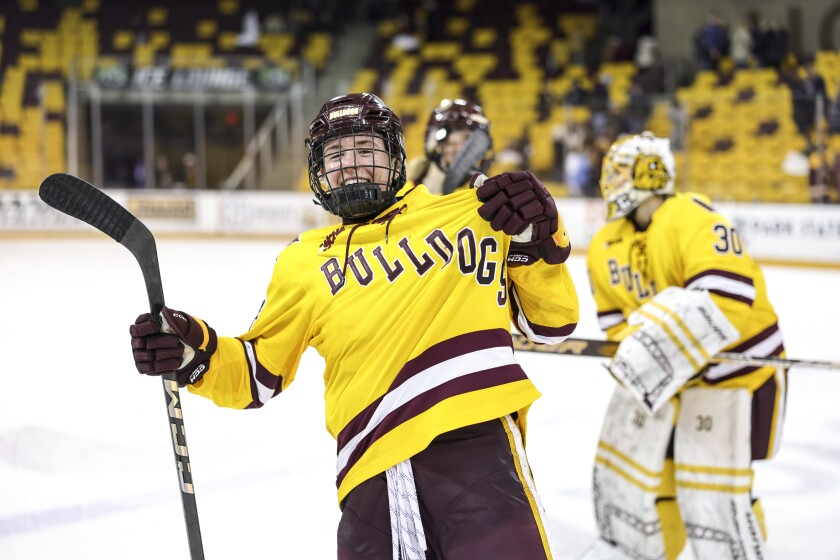 college women play ice hockey
