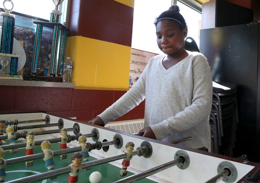 Janay Lofton, 10, spielt Tischfußball im Valley Youth Center