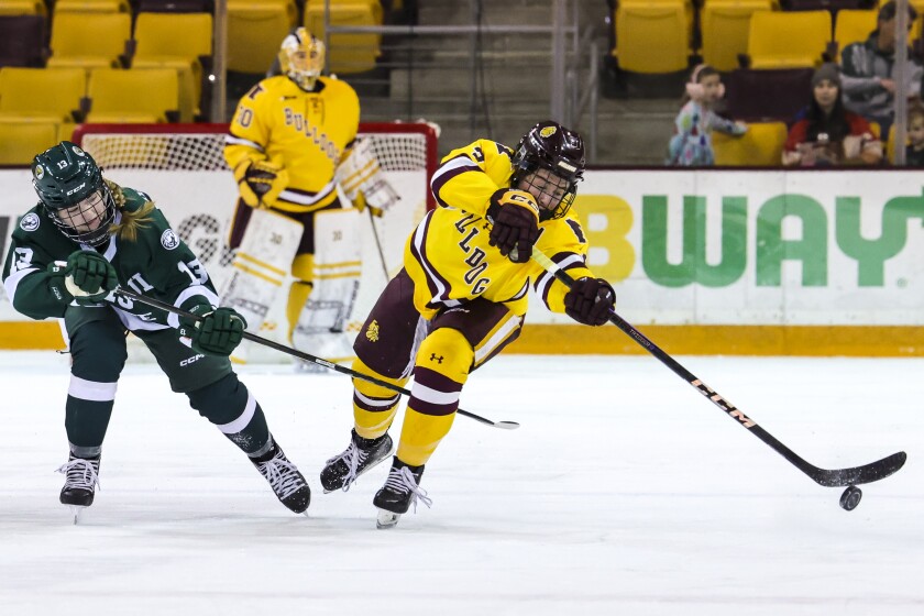 college women play ice hockey