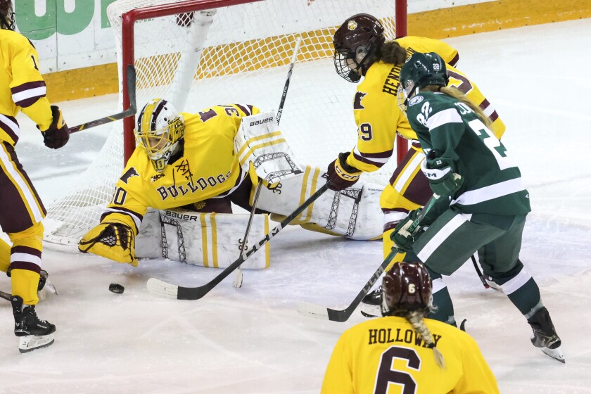 college women play ice hockey