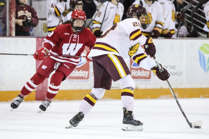college women play ice hockey