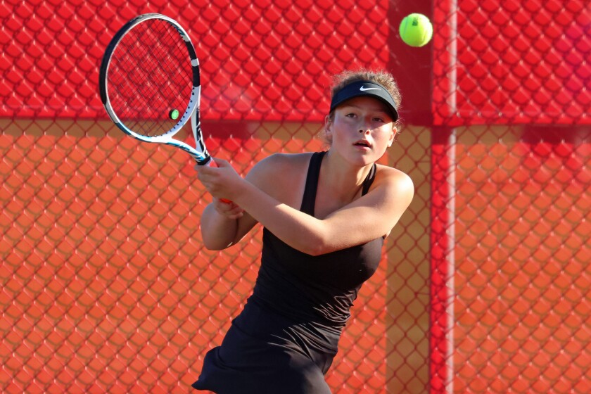 Pierzova Addie Thielen zasáhla míč proti Wadena-Deer Creek v pondělí 22. září 2025 v Pierzu.