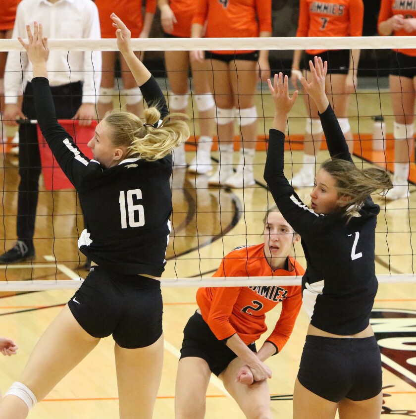 UJ vb Anna with a kill 111320.jpg