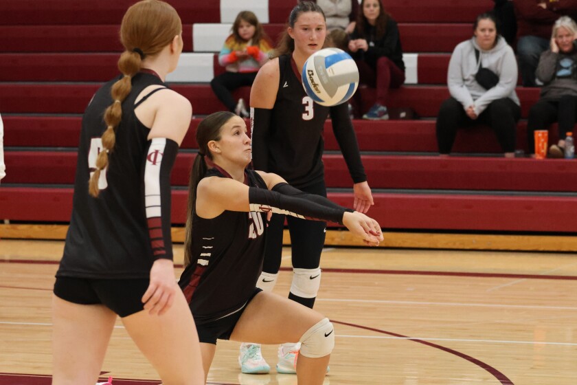 Kirsten Nixon z Crosby-Ironton odpálí míč proti Two Harbors v pátek 24. října 2025 v Crosby.