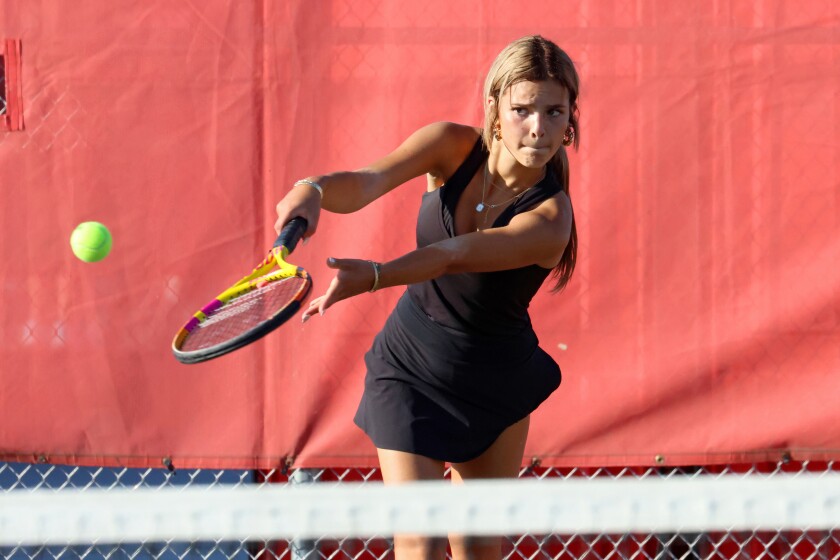 Pierzova Adi Tomala zasáhla míč proti Wadena-Deer Creek v pondělí 22. září 2025 v Pierzu.