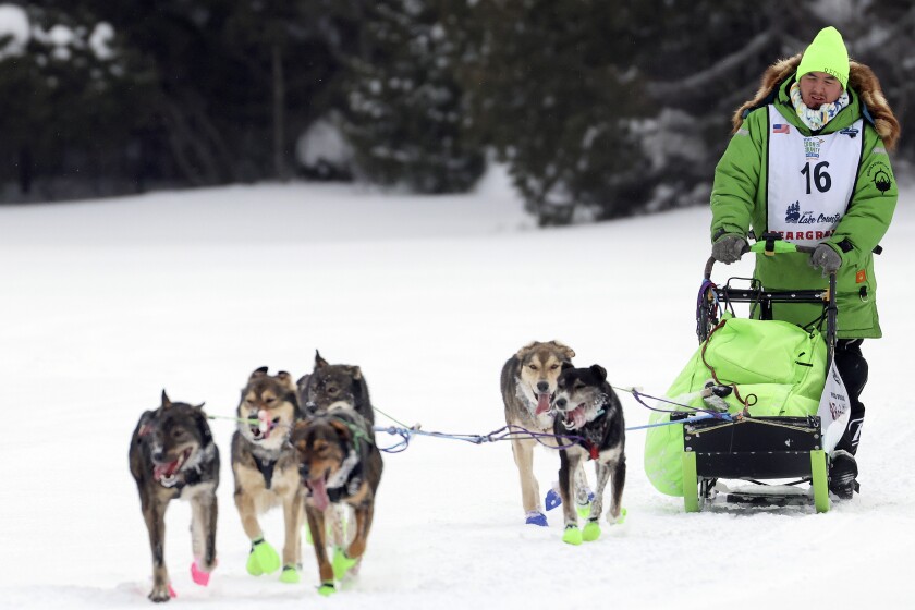 Beargrease Marathon racer crosses lake.