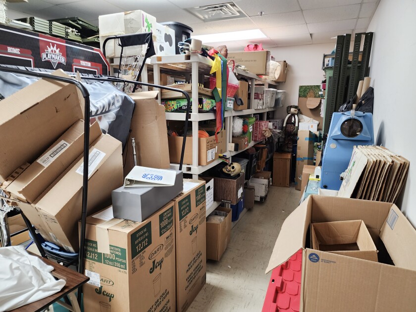 Beth Sorenson 도서관장은 Worthington에 있는 Nobles County 도서관을 방문하여 Nobles County 도서관 위원회의 5명의 구성원(Peg Faber, Katie Kouba, Bob Paplow, Jensine Kinser 및 John Stewart)과 퇴임하는 Kathy Craun 이사를 안내했습니다. 2023년 1월 6일 금요일에 Globe 기자와 도서관 사무실 지원인 Marci Moshier가 최근 만료되었습니다.