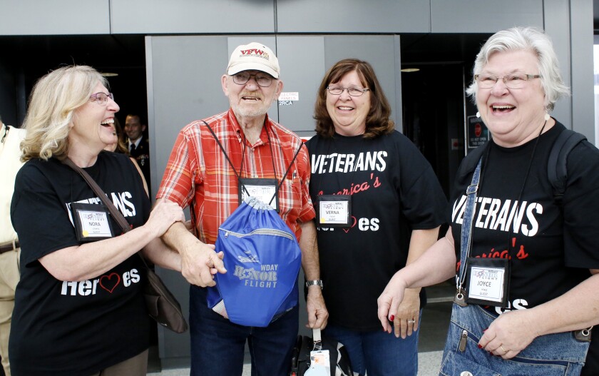 Члены WDAY Honor Flight совершают поездку к Мемориалу Иводзимы в воскресенье, 14 мая 2017 г., в Вашингтоне, округ Колумбия. Майкл Восбург / Фоторедактор Forum