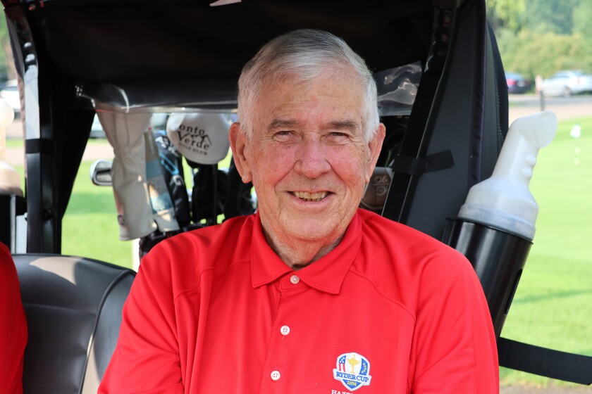 Portrét Glen Hasselberg venku na golfovém hřišti.