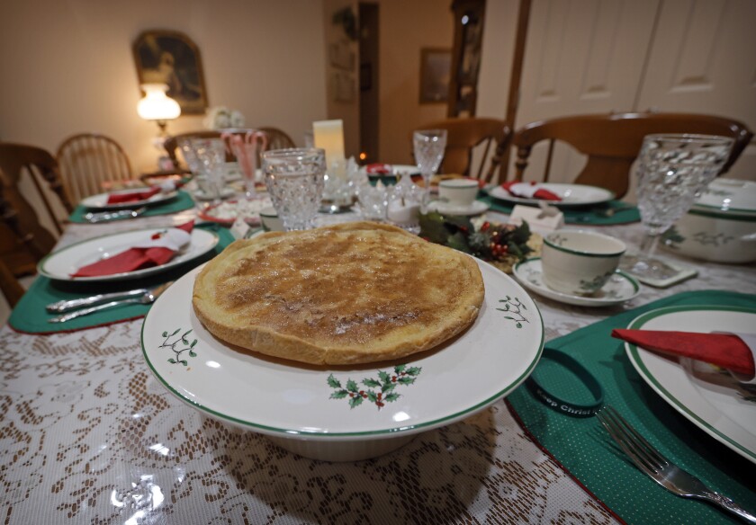 A kuchen on a cake stand