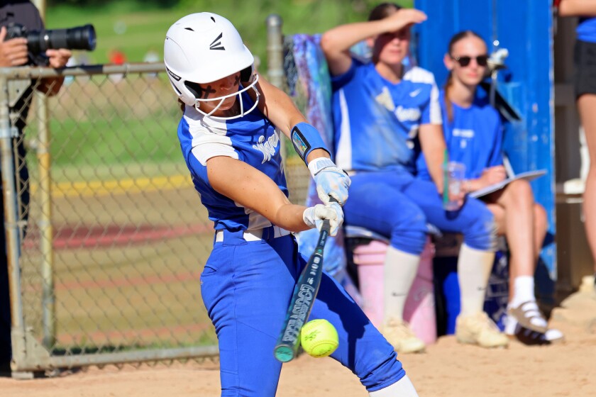 Brainerd's Jaycee Carlson zasáhne míč proti Bemidji ve čtvrtek 22. května 2025 během čtvrtfinále sekce 8-4A v Brainerdu.