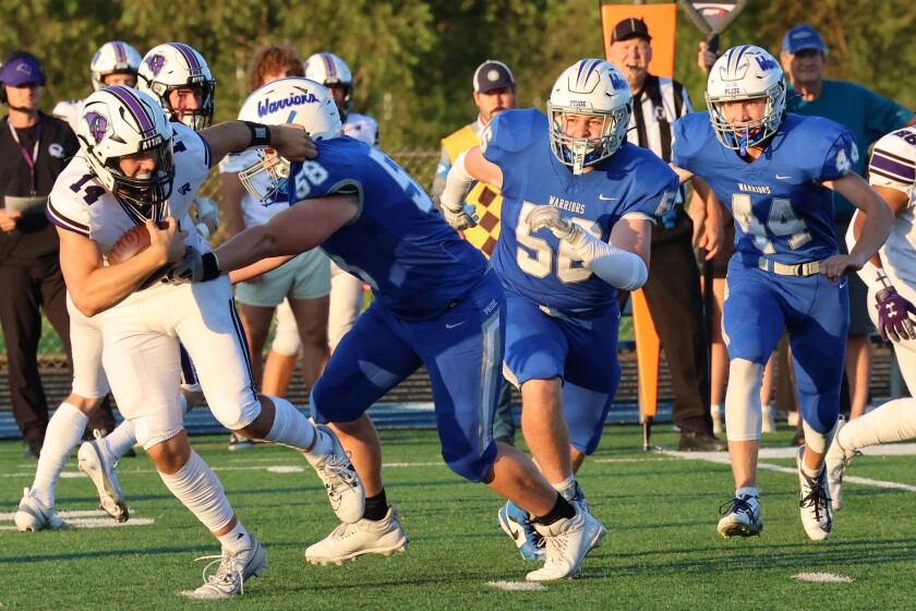 Brainerd's Aiden Hernandez Sacks Buffalo quarterback Grant Benson v pátek 29. srpna 2025 v Brainerdu.