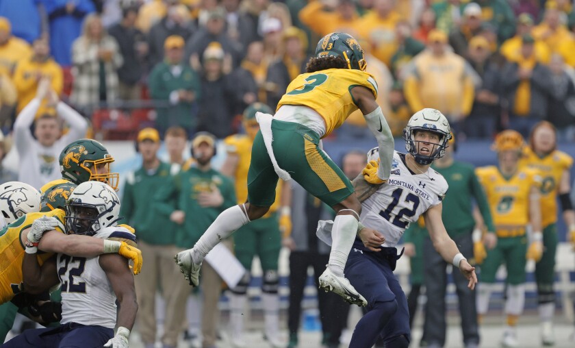 010922.S.FF.NDSUfootball