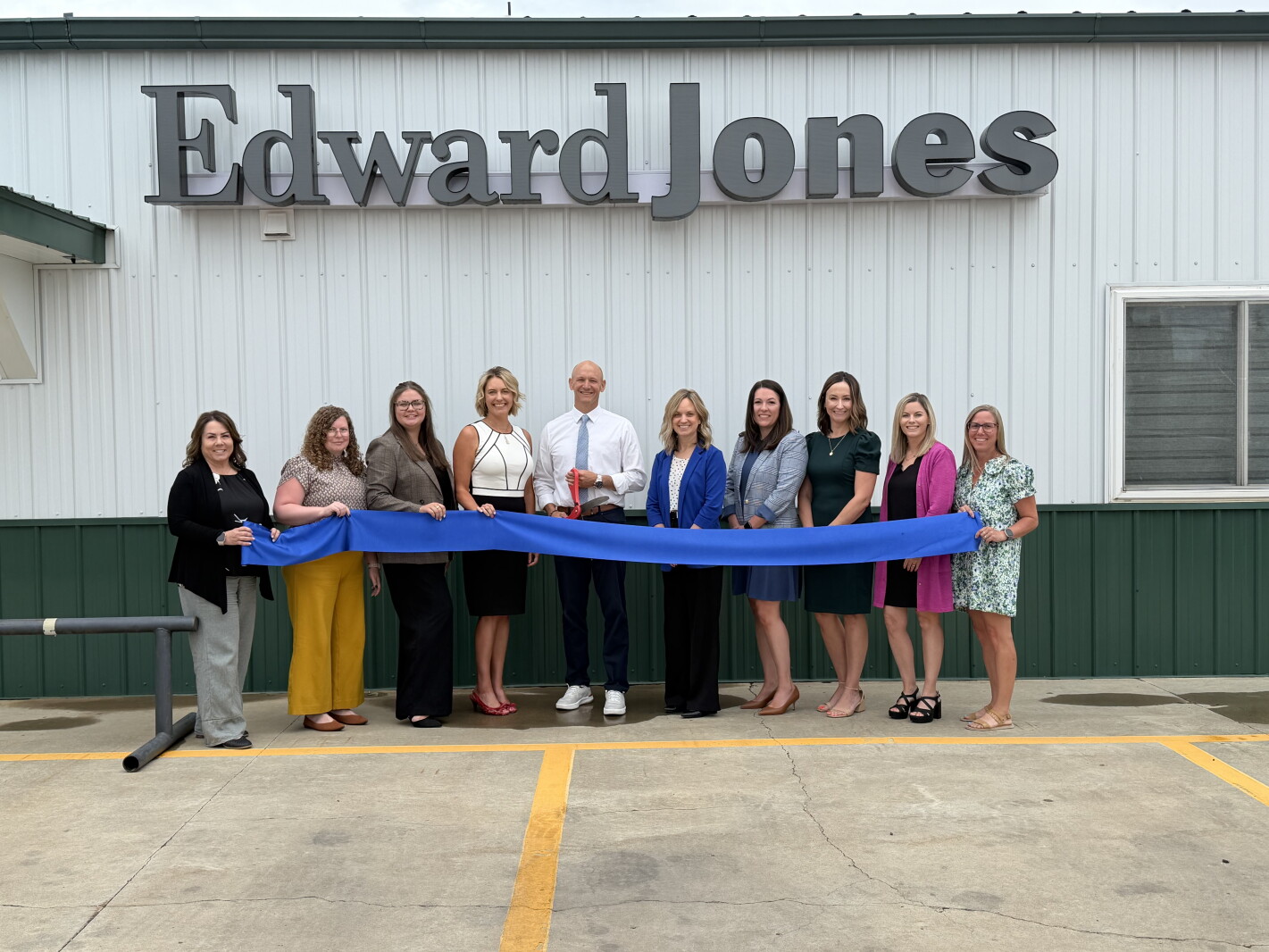 Edward Jones celebrates ribbon cutting