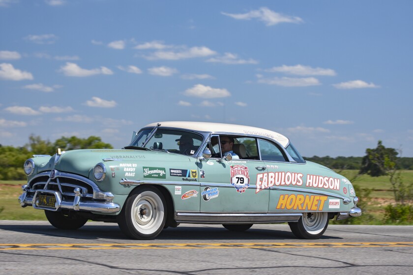 在比赛期间的一辆经典汽车。