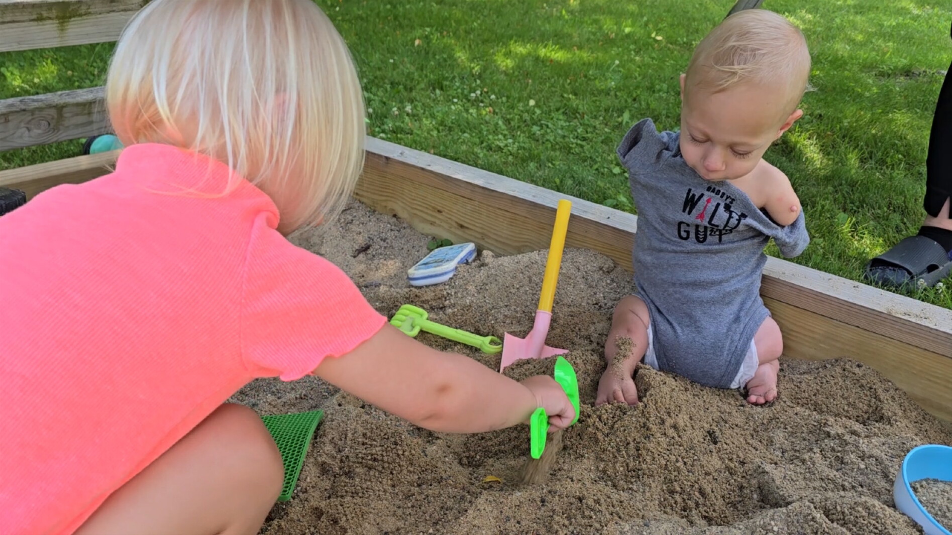 'They adapt so quick': Toddler born without complete limbs amazes everyone
