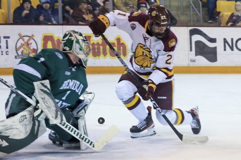 college men play hockey