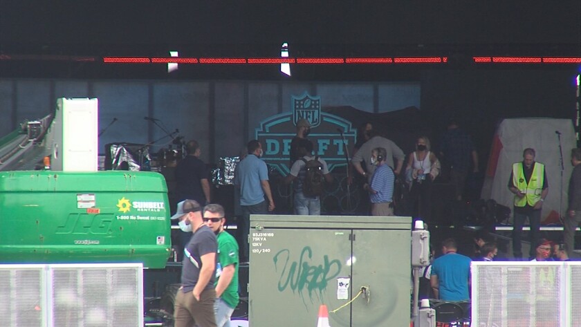 PHOTO: Draft crew work