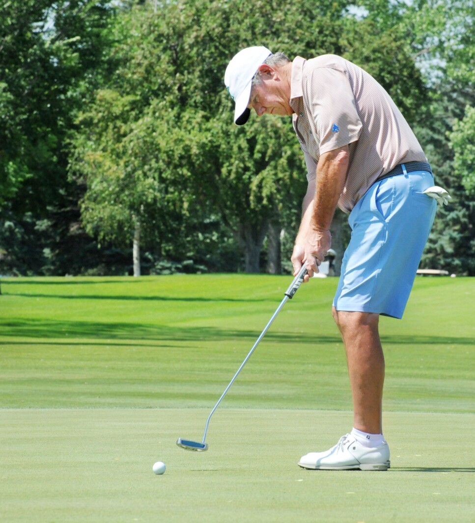 Tom Ryan putts on hole 5 during a match on Aug. 5, 2022.