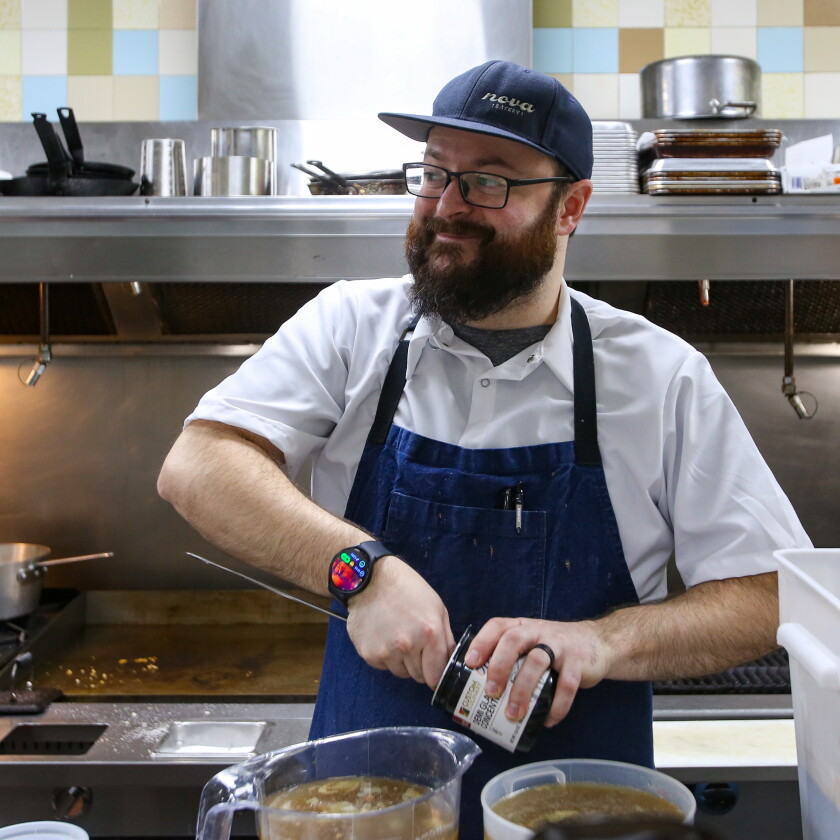 Nova Eatery and Supper ClubのヘッドシェフであるAndrew Dohnは、2025年4月14日月曜日に新しいレストランのフレンチオニオンスープを準備しています。
