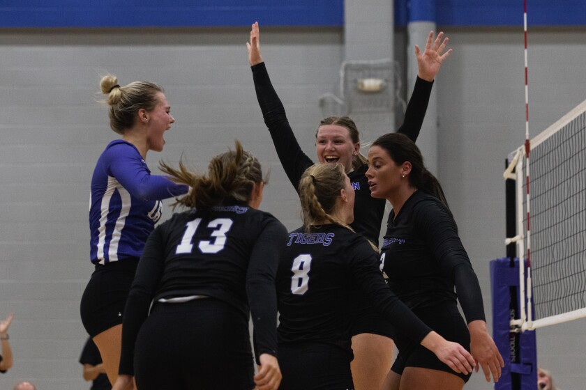 9-14-22VolleyballNorthwesternvsDWU-29.jpg