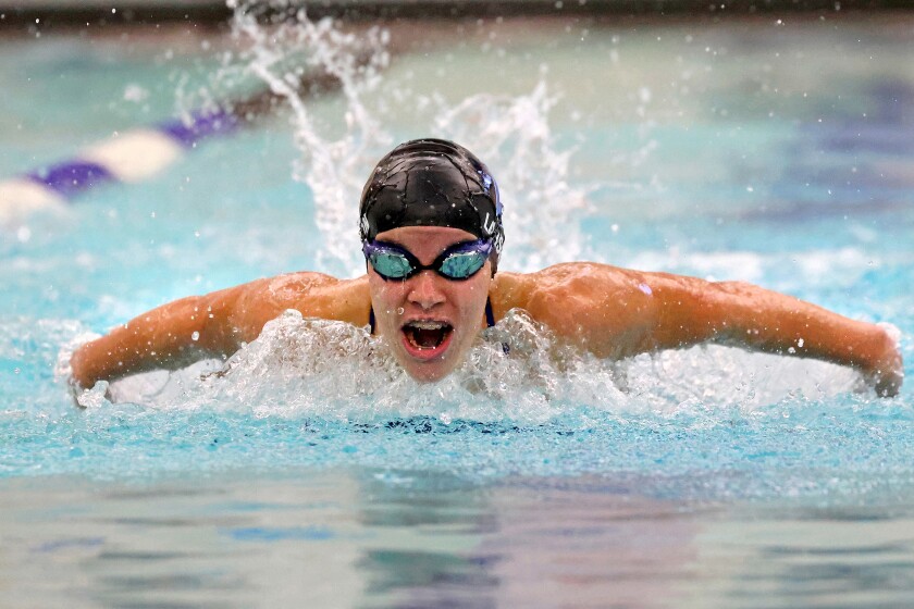 Brainerd's Lily Larson soutěží ve čtvrtek 2. října 2025 ve 100-yardovém motýli proti Alexandrii v Brainerd.
