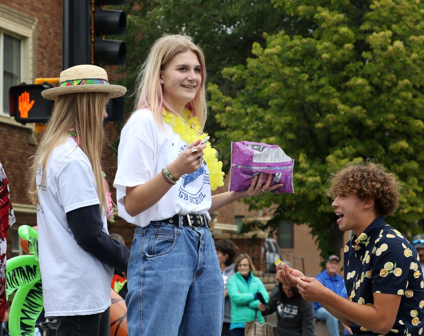 jhs homecoming parade students having fun 091622.jpg