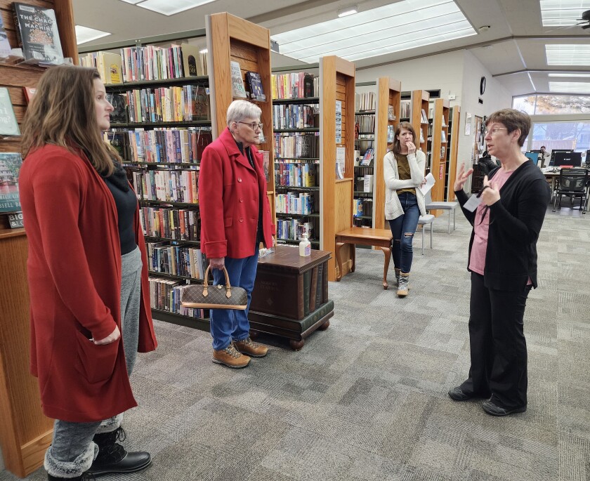 노블스 카운티 도서관 이사회 구성원(왼쪽부터 Jensine Kinser, Peg Faber 및 Katie Kouba)이 2023년 1월 6일 금요일, 도서관의 넓은 메인 구역에서 Beth Sorenson 도서관장과 함께 도서관 관장인 Sorenson이 시설을 둘러보는 것을 듣고 있습니다. .