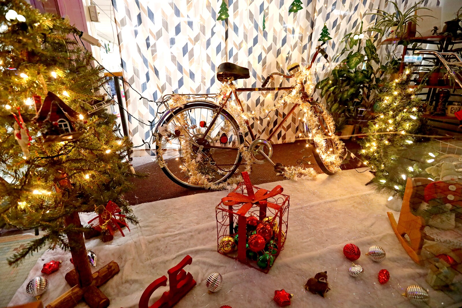 Hometown Holidays Window Walk and Tree Lighting Gallery (15).jpg