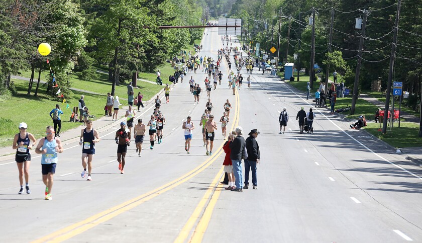 The crowd along London Road watches runners begin up Lemon Drop Hill