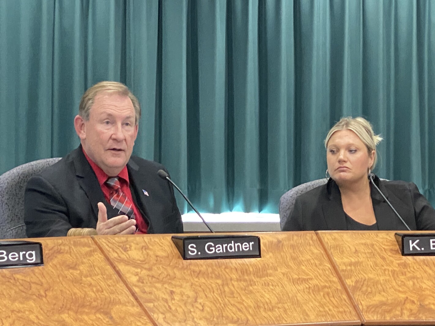 Kandiyohi County Commissioner Gardner stands up for Administrator Kandiyohi County Commissioner Gardner stands up for Administrator