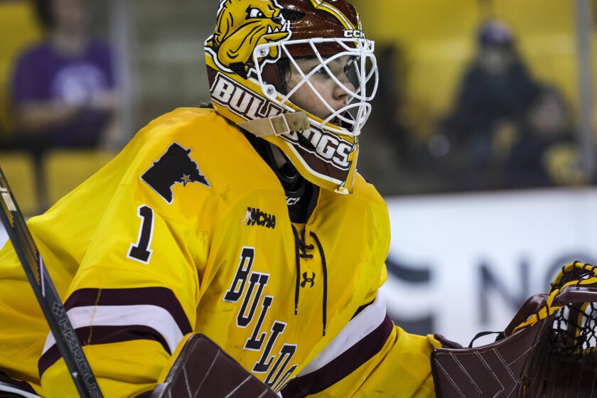 college women play ice hockey
