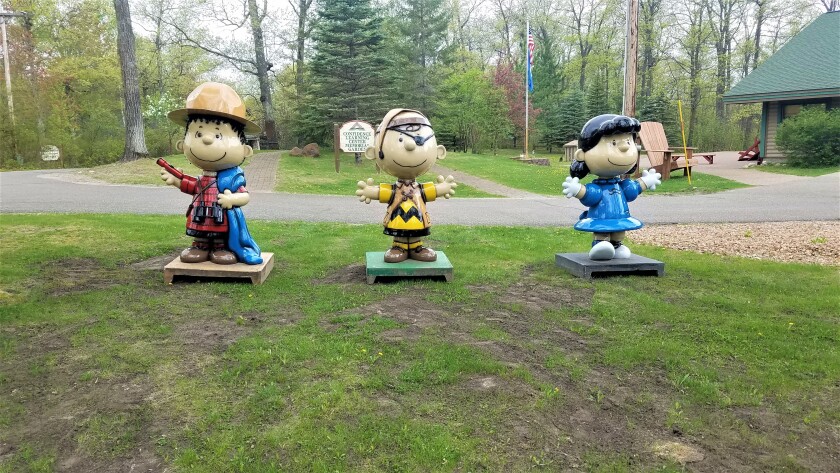 Peanuts statues 4 Linus, Charlie Brown and Lucy