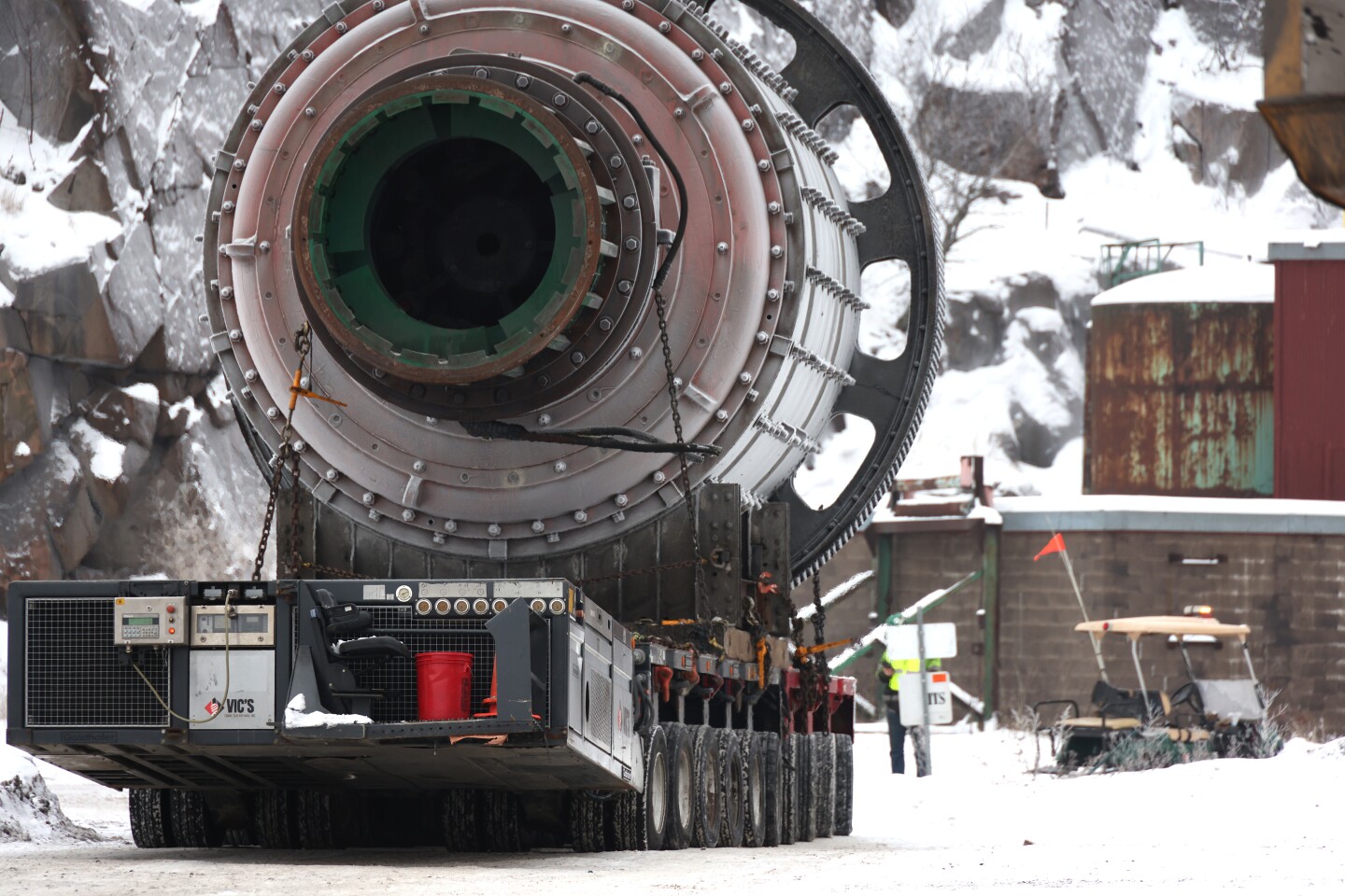 Grinding mill is transported on self propelled trailer